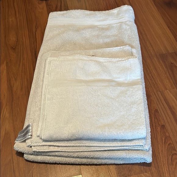 Plush White Bath Towels Set - Picture 1 of 7